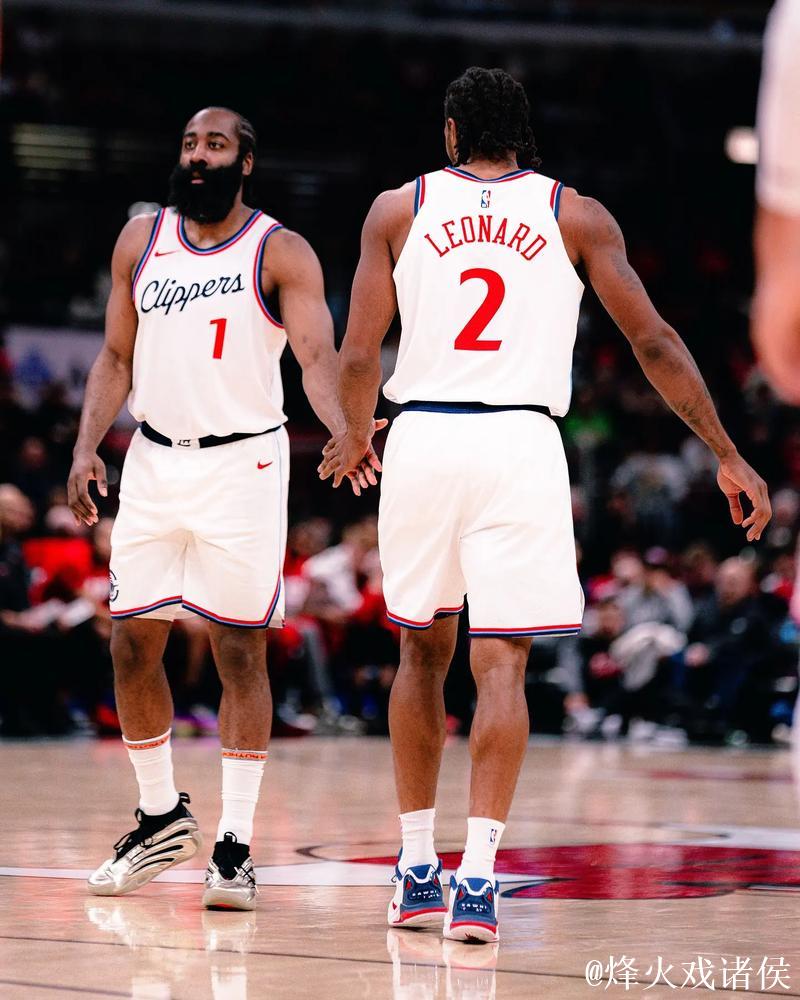 伦纳德与詹姆斯-哈登离场未接受媒体采访 伦纳德与詹姆斯-哈登离场未接受媒体采访