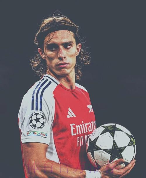 记者:皇马中卫引援目标是约罗 不考虑卡拉菲奥里 记者:皇马中卫引援目标是约罗 不考虑卡拉菲奥里